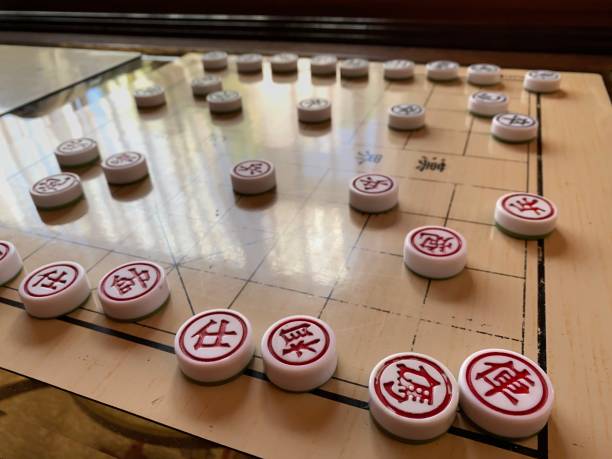les échecs chinois sur la table - chinese chess leisure games chinese culture traditional culture photos et images de collection