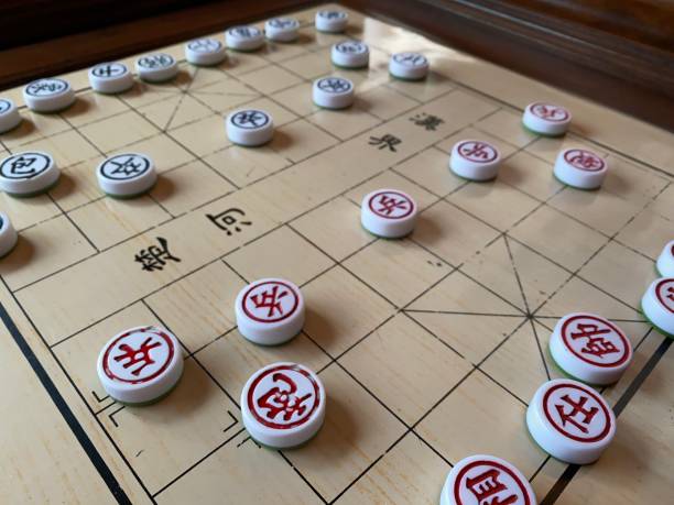 ajedrez chino sobre la mesa - chinese chess fotografías e imágenes de stock