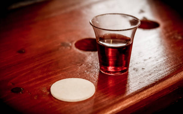 ungesäuertes brot und ein glas wein in einer heiligen kommunion in der kirche. - communion table stock-fotos und bilder