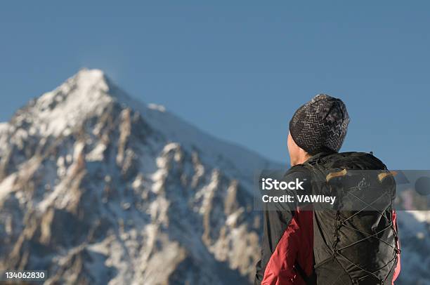 Escursioni In - Fotografie stock e altre immagini di Alpinismo - Alpinismo, Ambientazione esterna, Ambientazione tranquilla