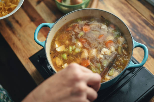 preparando sopa de macarrão de frango com legumes frescos - soup carrot celery chicken - fotografias e filmes do acervo