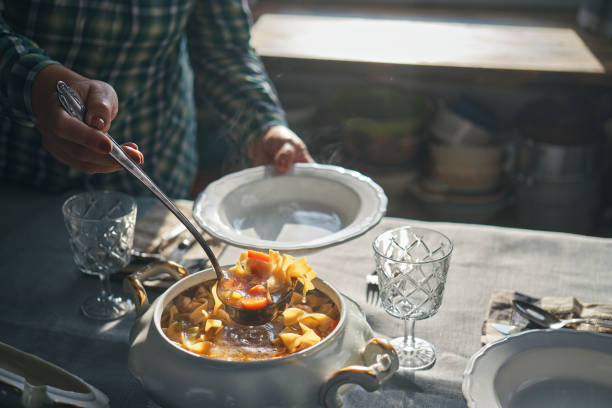 チキンヌードルスープ新鮮野菜 - cooking domestic kitchen vegetable soup ストックフォトと画像
