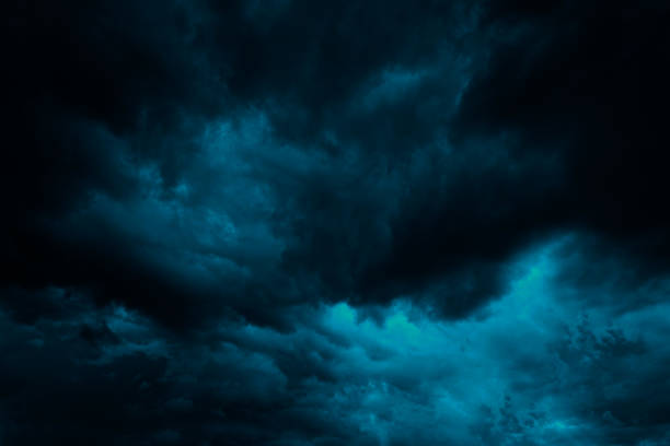 dramatischer blaugrüner himmel. düstere schwere gewitterwolken. dunkler blaugrüner himmelshintergrund - dunkel stock-fotos und bilder
