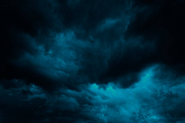 drammatico cielo verde blu. cupe nuvole temporalesche pesanti. sfondo scuro del cielo verde acqua - storm cloud sky dramatic sky rain foto e immagini stock