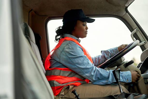 женщина-водитель грузовика, поворачивая ключ в замке зажигания - поворачивая стоковые фото и изображения