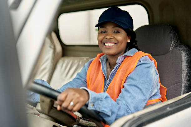 タクシーの黒人女性トラック運転手のオンザジョブ肖像画 - independence business women manual worker ストックフォトと画像