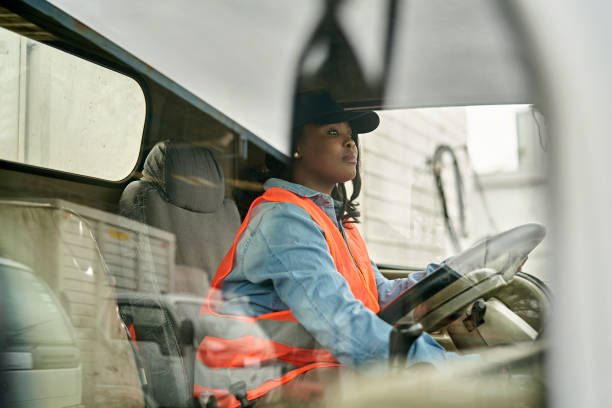 camionista donna nera fotografata attraverso il finestrino - commercial land vehicle foto e immagini stock