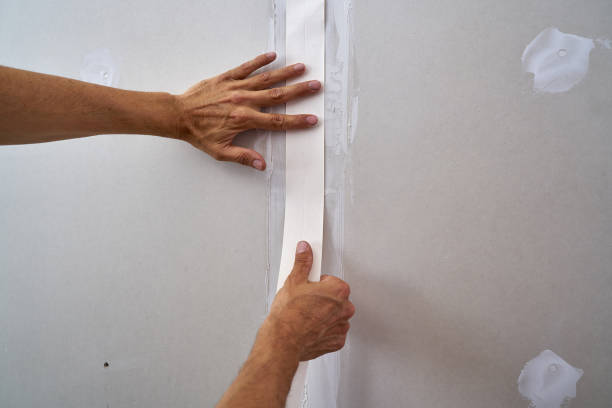 laminated plasterboard plastering join tape - plaster plasterer wall repairing imagens e fotografias de stock