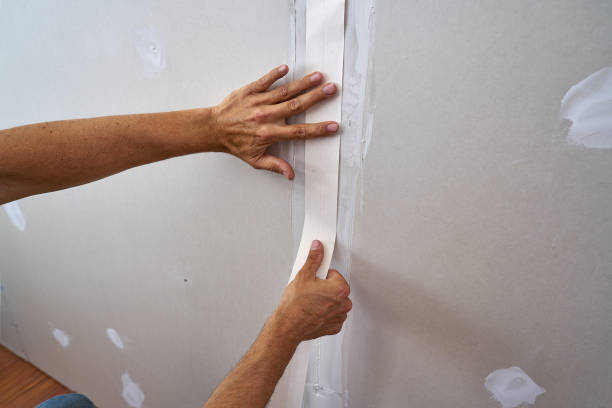 ламинированная гипсокартонная штукатурная лента - plasterer plaster wall dirty стоковые фото и изображения