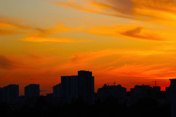 wunderschöner heller sonnenuntergang an einem sommertag über der stadt. - sea passage audio stock-fotos und bilder