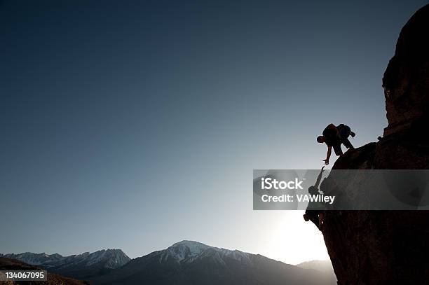 Helfende Hand Stockfoto und mehr Bilder von Abenteuer - Abenteuer, Athlet, Berg