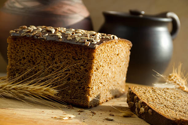 preto pão com semente de girassol - bakery bread carbohydrate cereal plant - fotografias e filmes do acervo