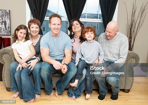 Geração De Três Família Em Casa - Fotografias de stock e mais imagens de 30-39 Anos - 30-39 Anos, 60-69 Anos, Abraçar