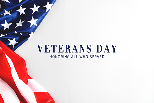 Día de los Veteranos. Honrando a todos los que sirvieron. Bandera americana sobre fondo gris con espacio de copia. photo