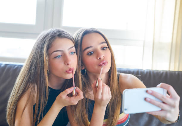 adolescentes meilleures amies maquillage selfie caméra - photographing smart phone friendship photo messaging photos et images de collection