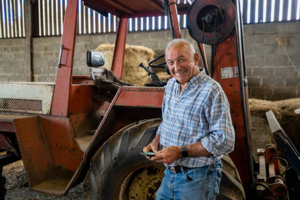 スマートフォンを使用して農家 - tractor farm uk agriculture ストックフォトと画像