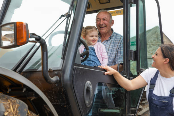 ファームで家族と楽しい - tractor farm uk agriculture ストックフォトと画像