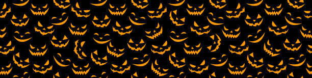 ilustraciones, imágenes clip art, dibujos animados e iconos de stock de vector patrón sin fisuras de caras sonrientes en estilo plano. brillando y mirando fuera de oscuros hocicos espeluznantes de criaturas, aislados sobre fondo negro. textura de halloween - halloween pumpkin party carving