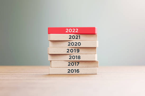 concetto 2022 - anni a partire dal 2016 al 2022 blocchi di legno scritti seduti sulla superficie del legno di fronte a uno sfondo sfocato - 2016 foto e immagini stock
