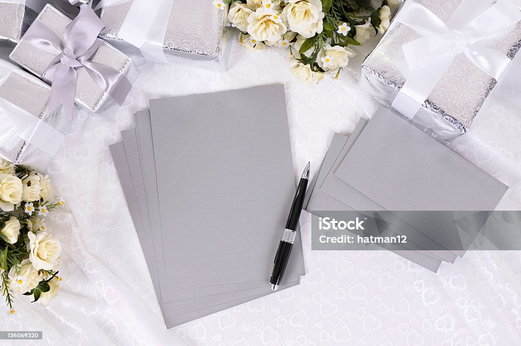 Presentes de casamento com papel de escrita - Foto de stock de Escrever royalty-free