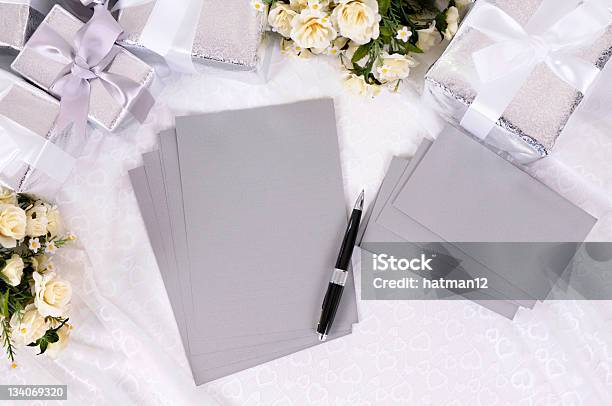 Foto de Presentes De Casamento Com Papel De Escrita e mais fotos de stock de Escrever - Escrever, Bouquet, Branco
