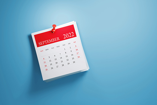 Publíquelo Calendario de septiembre de 2022 sobre fondo azul photo