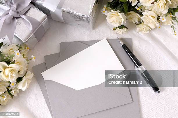 Hochzeit Geschenke Mit Einem Papier Stockfoto und mehr Bilder von Hochzeit - Hochzeit, Hochzeitseinladung, Grußkarte