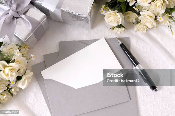 Photo libre de droit de Cadeaux De Mariage À Écrire Le Livre banque d'images et plus d'images libres de droit de Mariage - Mariage, Faire-part de mariage, Carte de voeux et d'anniversaire