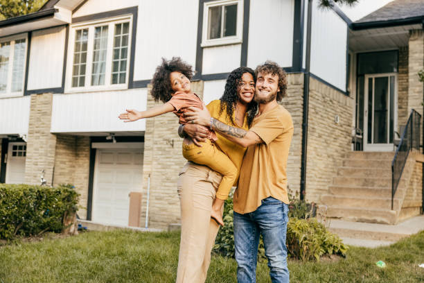 pasos para comprar su primera casa - seguro del hogar fotografías e imágenes de stock