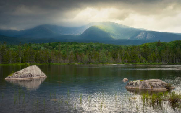 lago alpino y monte katahdin - mt katahdin fotografías e imágenes de stock