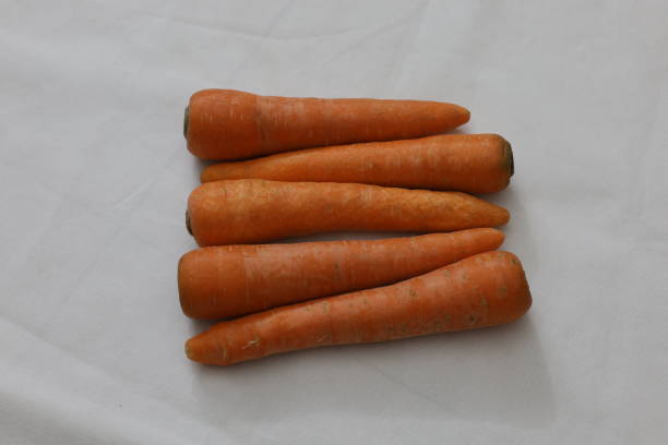 izolowana marchewka na białym tle - carrot isolated bunch baby carrot zdjęcia i obrazy z banku zdjęć