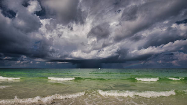 ビーチストームレインボー - storm cloud dramatic sky rain storm ストックフォトと画像