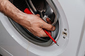 handwerker-repariert-eine-waschmaschine.jpg?b=1&s=170x170&k=20&c=6ZjQVlJpLtj9BCYoCLYN3U5eIGEOKyFROtxNKwpXM5k=