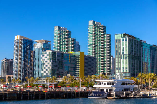 マリーナ地区のサンディエゴ湾 - day san diego california harbor downtown district ストックフォトと画像