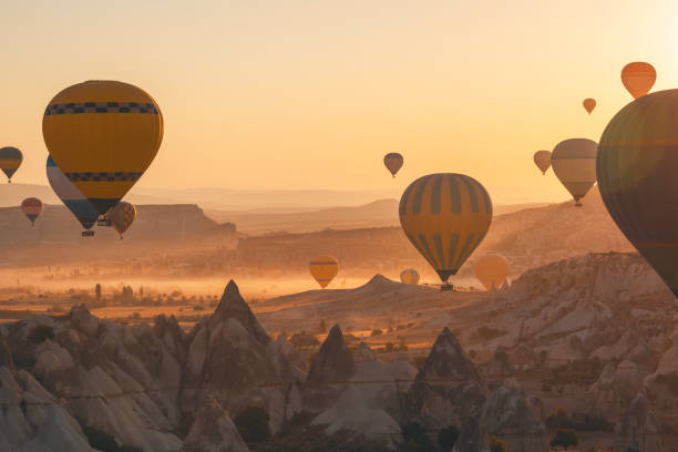 dolina kapadocji o wschodzie słońca - hot air balloon landscape sunrise mountain zdjęcia i obrazy z banku zdjęć