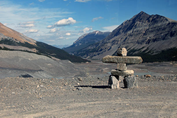 homme de roche traditionnel inukshuk des rocheuses canadiennes dans le parc national jasper - canadian culture inukshuk mountain whistler photos et images de collection