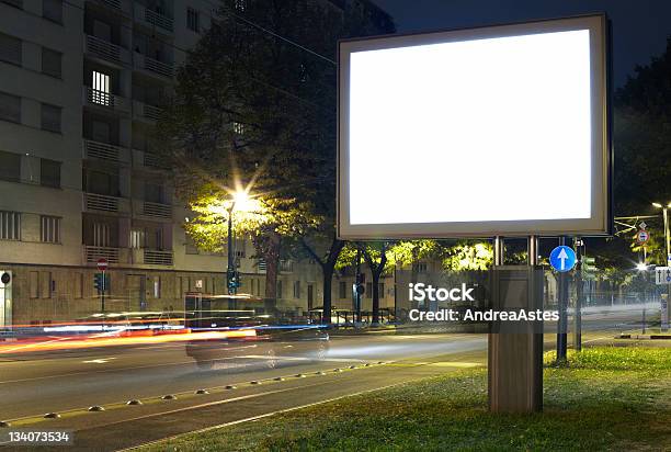 Foto de Outdoor Na Rua Da Cidade e mais fotos de stock de Noite - Noite, Outdoor, Azul