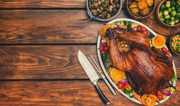 traditionelles gefülltes truthahn-abendessen mit beilagen für die thanksgiving-feier - roast turkey turkey thanksgiving holiday stock-fotos und bilder