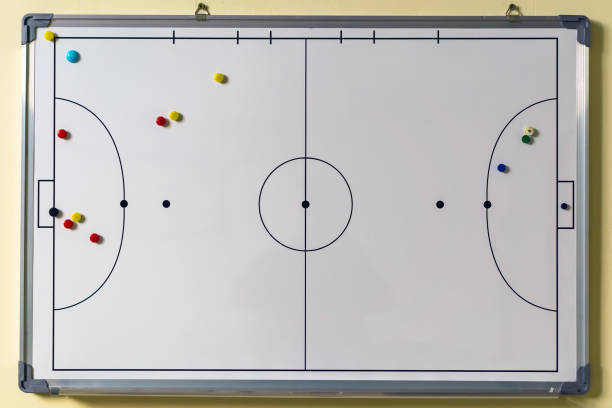 tabellone dell'allenatore di calcio con il posizionamento di chip per la partita. - gameplan foto e immagini stock