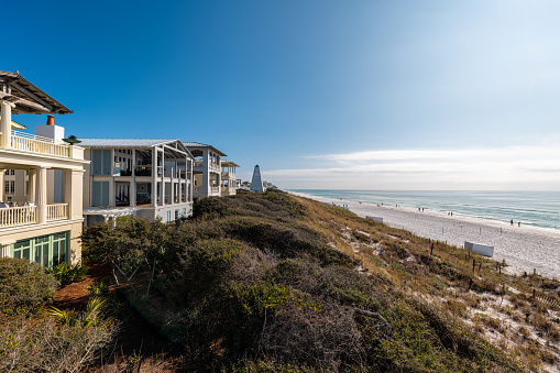 Vista de alto ángulo desde el mirador del pabellón de madera junto a la playa en el Golfo de México en Seaside, Florida por el nuevo urbanismo alquiler casa casa arquitectura con personas caminando por la costa del mar oceánico photo