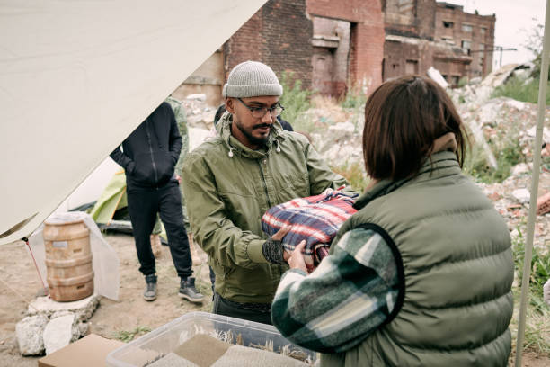 istock Giving Plaid To Migrants 1340758257