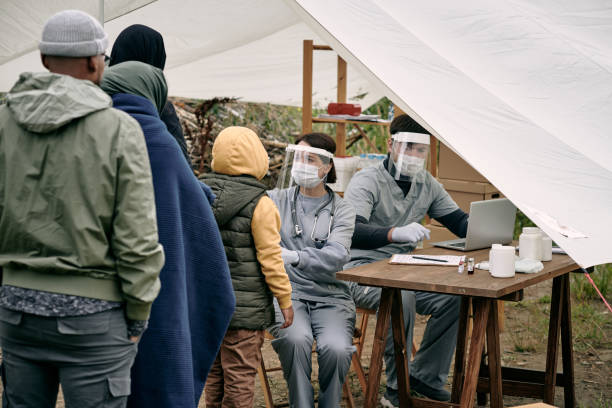 especialistas médicos trabalhando com migrantes - poor communication - fotografias e filmes do acervo