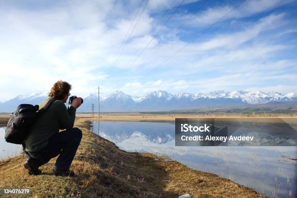 Foto de Fotógrafo Na Natureza e mais fotos de stock de Fotógrafo - Fotógrafo, Vista Traseira, 30 Anos