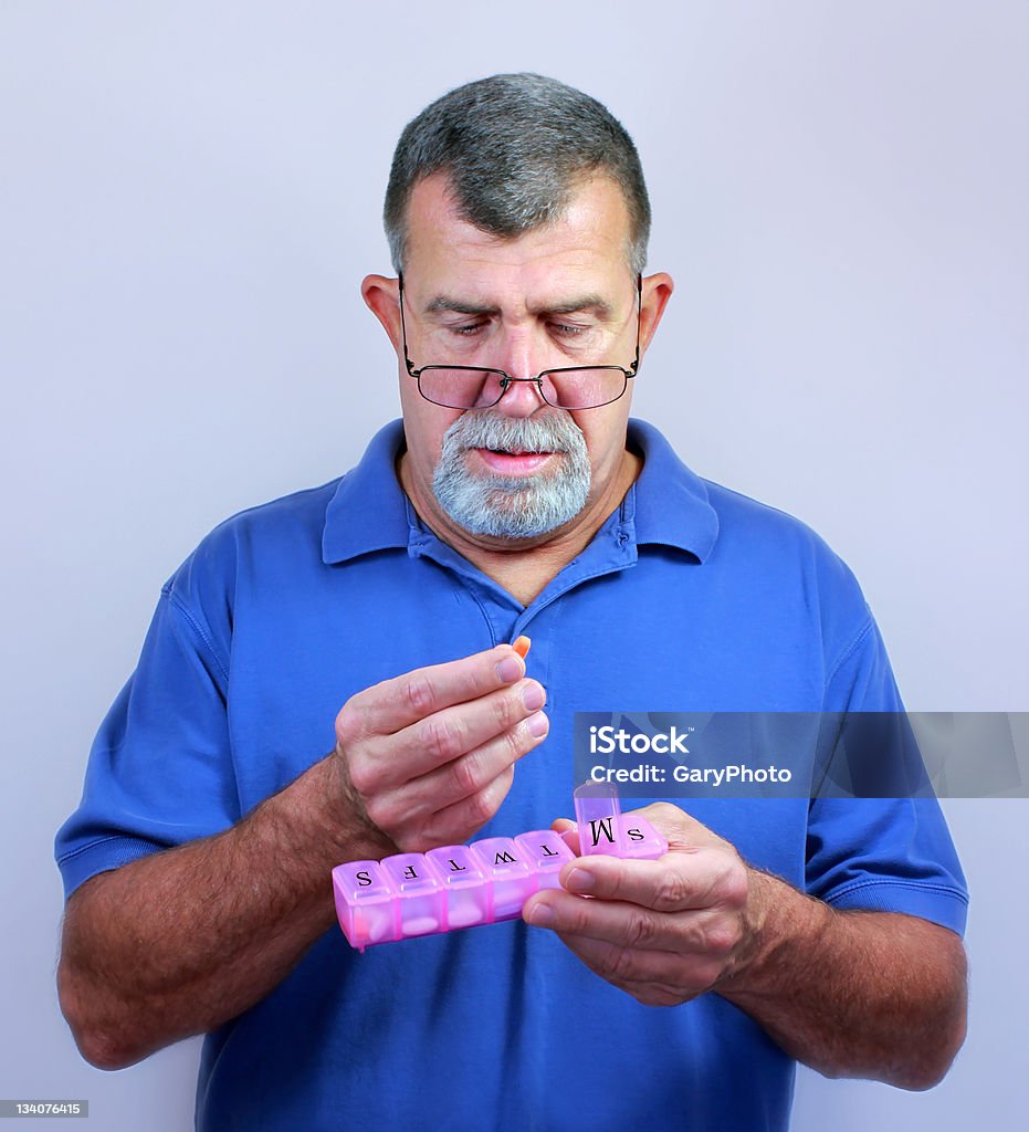 Erwachsener Mann mit täglich Tablette eel - Lizenzfrei 60-69 Jahre Stock-Foto