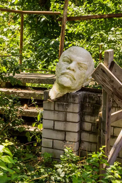 Photo of bust of Lenin in the garbage dump