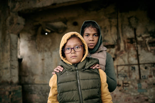niños que se quedan solos después de las hostilidades - war crimes fotografías e imágenes de stock
