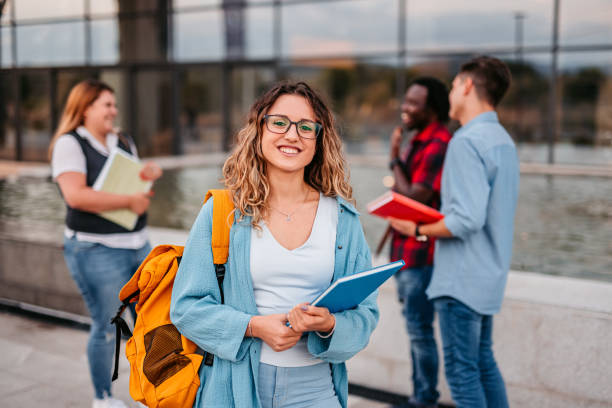 piękna uśmiechnięta studentka college'u - student zdjęcia i obrazy z banku zdjęć