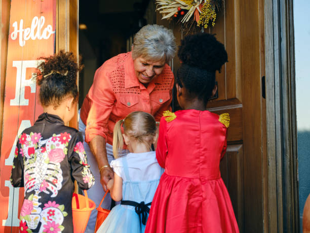 dzieci w kostiumie na halloween trick or treating - house halloween autumn candid zdjęcia i obrazy z banku zdjęć