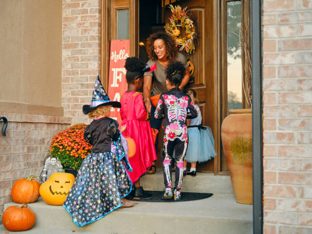 dzieci w kostiumie na halloween trick or treating - house halloween autumn candid zdjęcia i obrazy z banku zdjęć