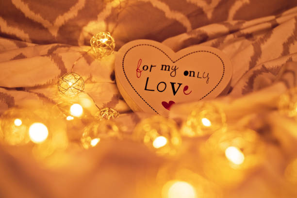 ベッドシーツのロマンチックな雰囲気 - honeymoon romance wedding bedroom ストックフォトと画像
